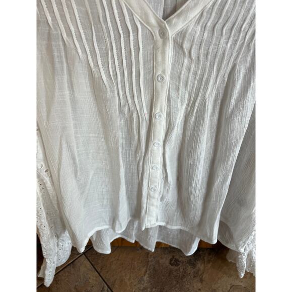 Flawless white pin tuck V neck with eyelet sleeves, woman's size M - Picture 7 of 9